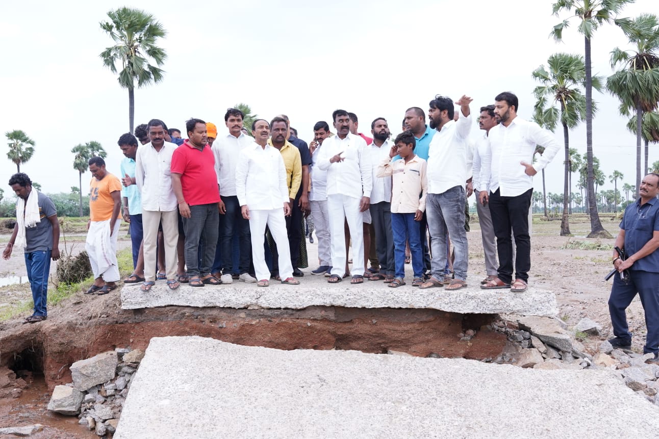 eatala rajender in flood affected areas 2