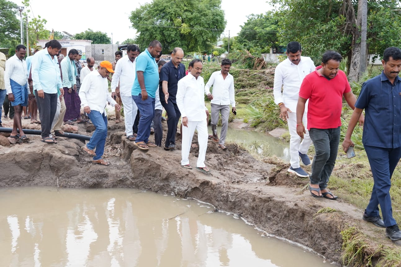 eatala rajender in flood affected areas 3