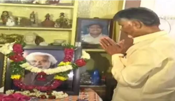 Chandrababu Pay Tributes to Gaddar