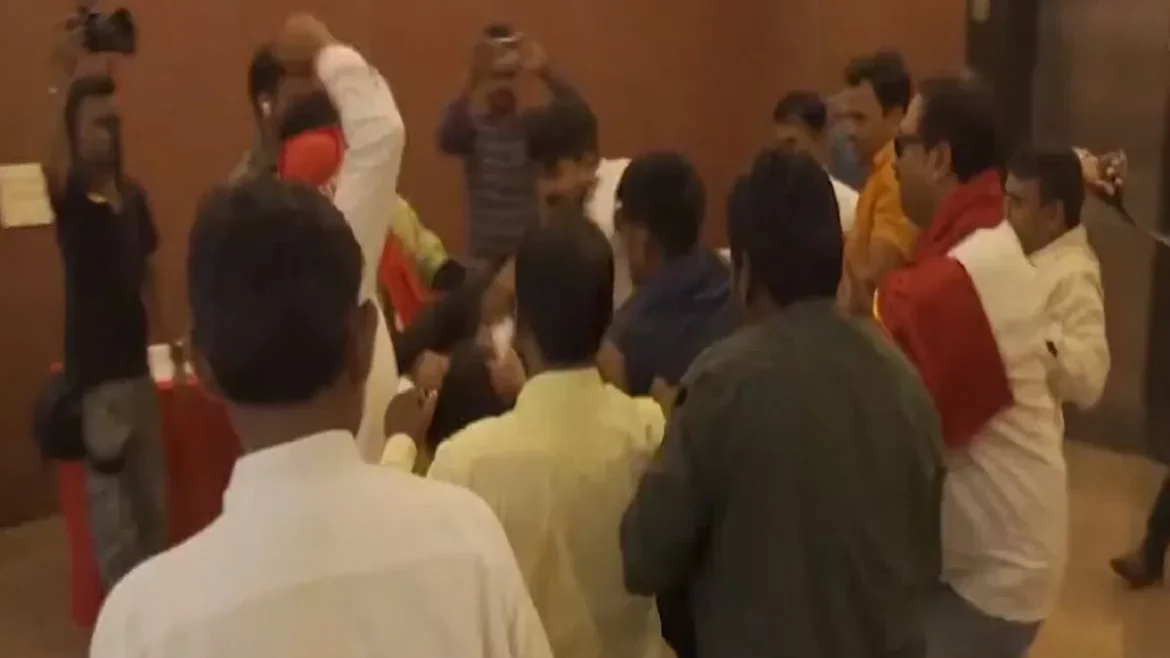 Man hurls shoe at SP leader Swami Prasad Maurya