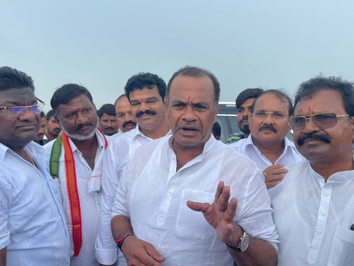 komatireddy fire on kcr govt