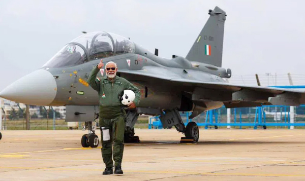 PM Modi: Prime Minister Modi took a ride in the Tejas fighter plane..!