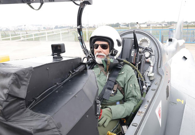 PM Modi: Prime Minister Modi took a ride in the Tejas fighter plane..!
