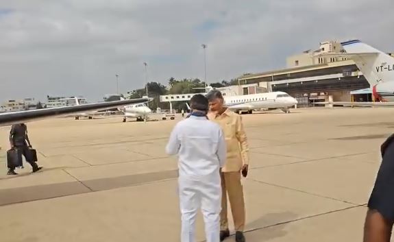 DK Shivakumar Meets Chandrababu At Bangalore Airport