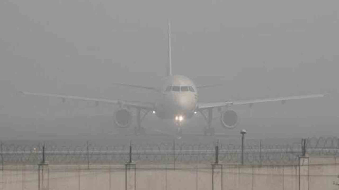 Heavy Fog: Invisible runway.. Difficulties for air travel..!