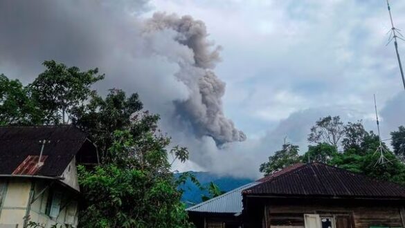 Indonesias Mount Marapi erupts 11 of 26 hikers dead