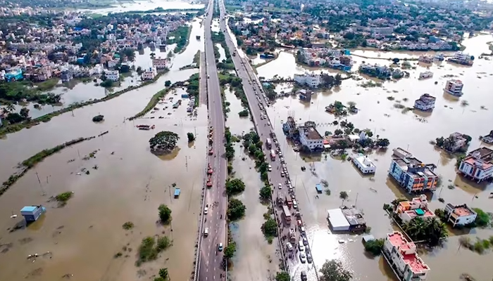 Michaung Cyclone: ​​Flooding in Chennai.. People's lives are disrupted due to heavy floods..!