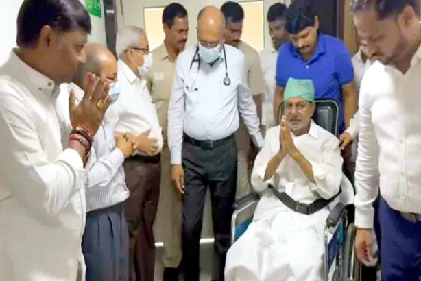 KCR Discharge: Former CM KCR discharged from Yashoda Hospital..!