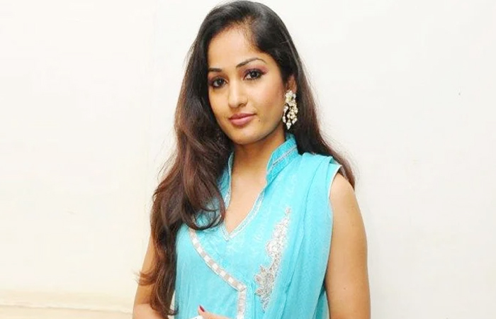 Madhavi Latha: These are the atrocities that will happen in five years.. Heroine sensational comments..!