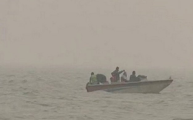 Chilika Lake: A boat stuck in the lake.. Union Minister missed an accident..!