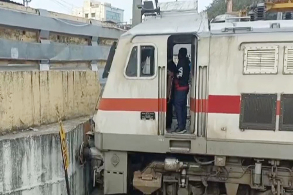 Charminar Express: Charminar Express accident.. one dead, 50 injured..!