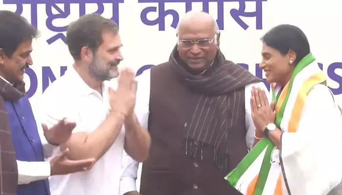 YS Sharmila joins Congress merges YSR Telangana Party with INC 2