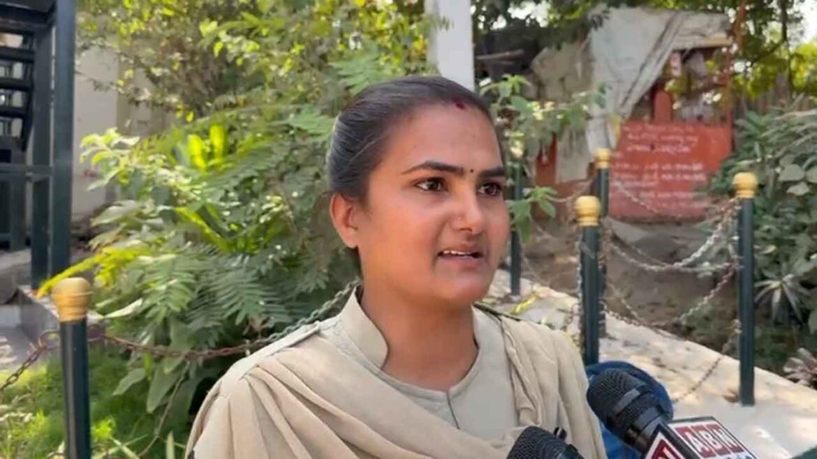 constable nagamani agitation in front of medipalli police station