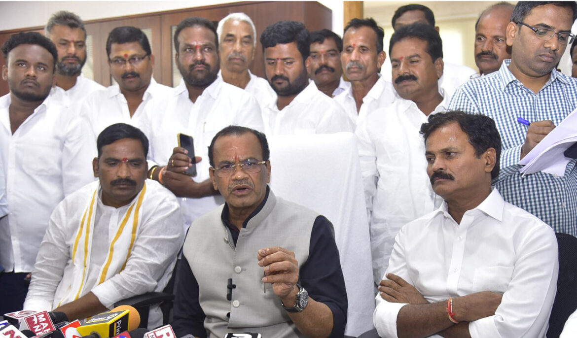 minister komatireddy venkat reddys sensational comments on brs leader ktr