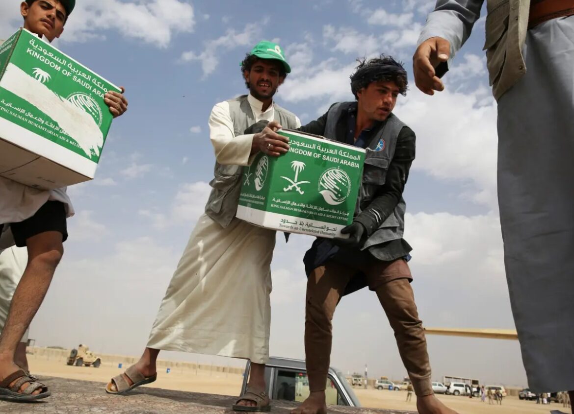 Saudi Arabia: The generosity of the Saudi King against the enemy country.. Helped thousands of people..!