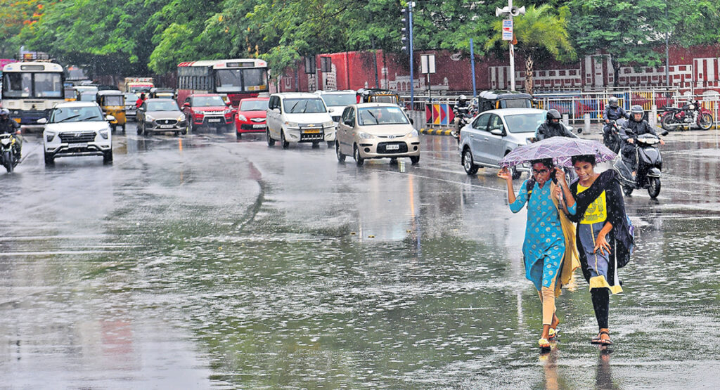 Effect of low pressure trough.. Rain with thunder and lightning in Telangana!
