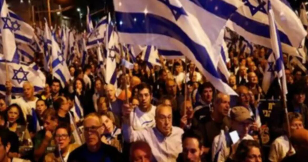 Protest: Protest demanding resignation of Prime Minister..Many injured..!