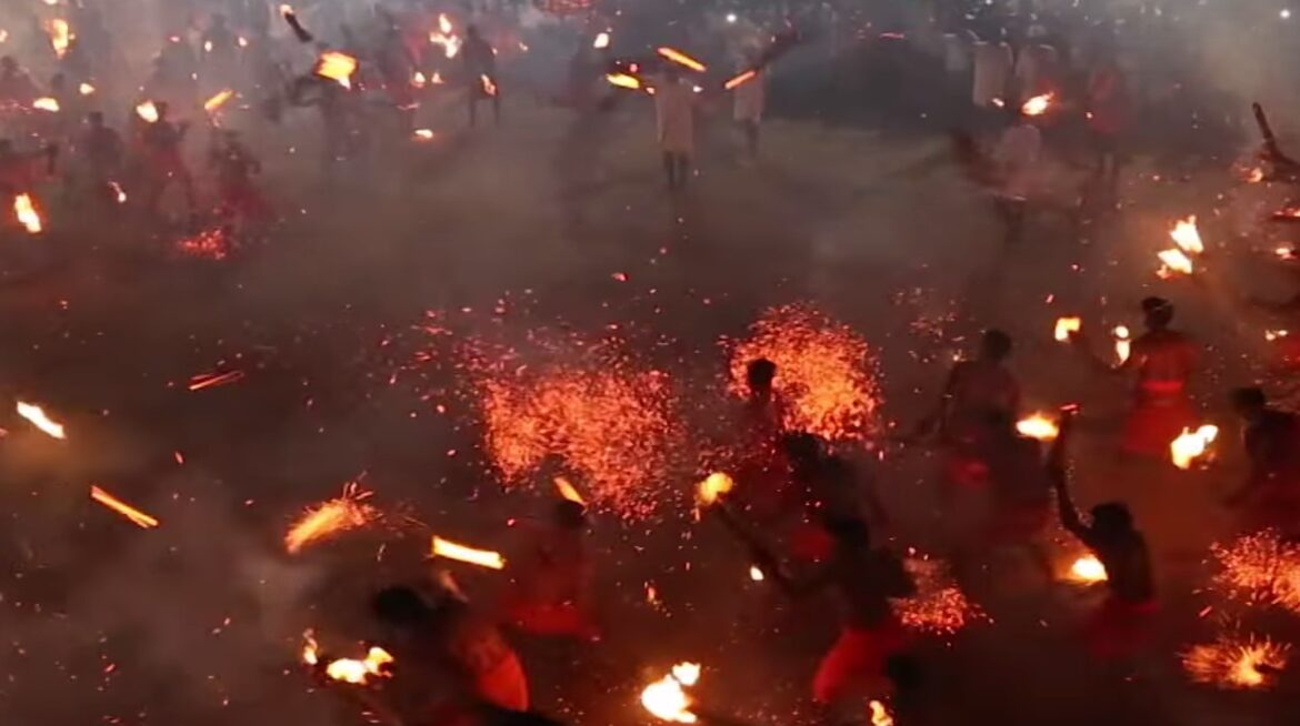 Agni Keli: Strange tradition.. Battle with burning palm leaves..!
