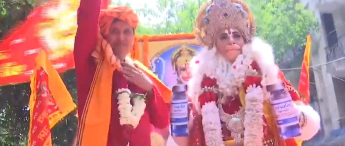 AAP: Shobhayatra with insulin bottles in Hanuman's hand..!!