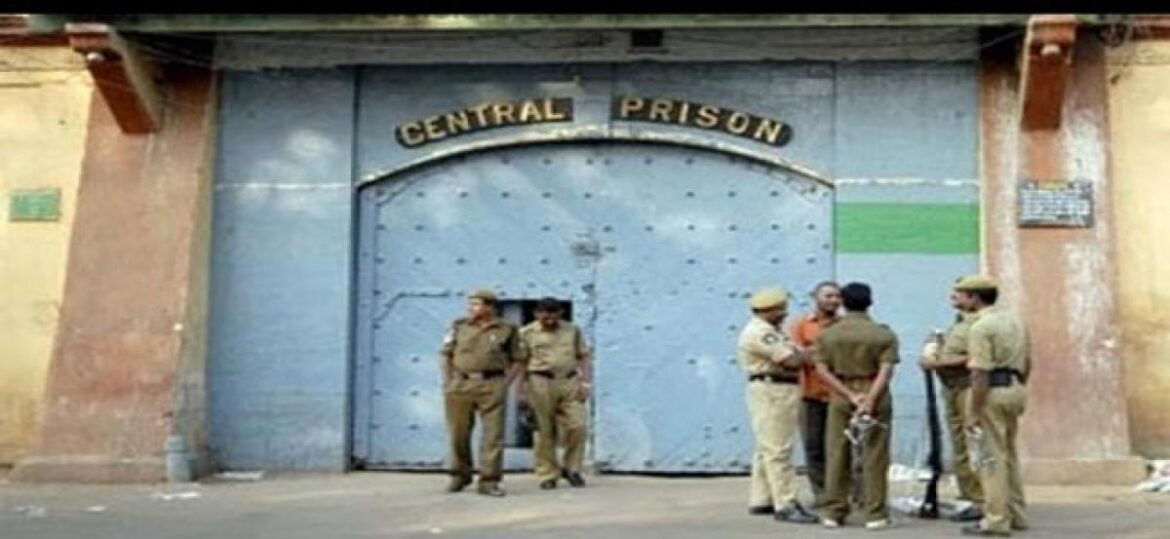 Shocking incident in Charlapally Jail.. Prisoners protest for drugs!