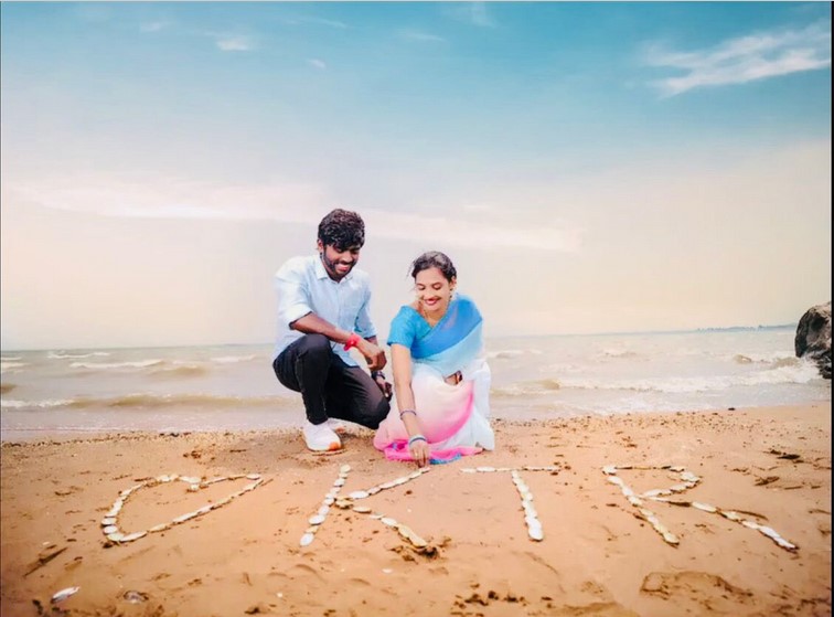 What did the newlyweds who were fond of KTR do in the pre-wedding shoot?