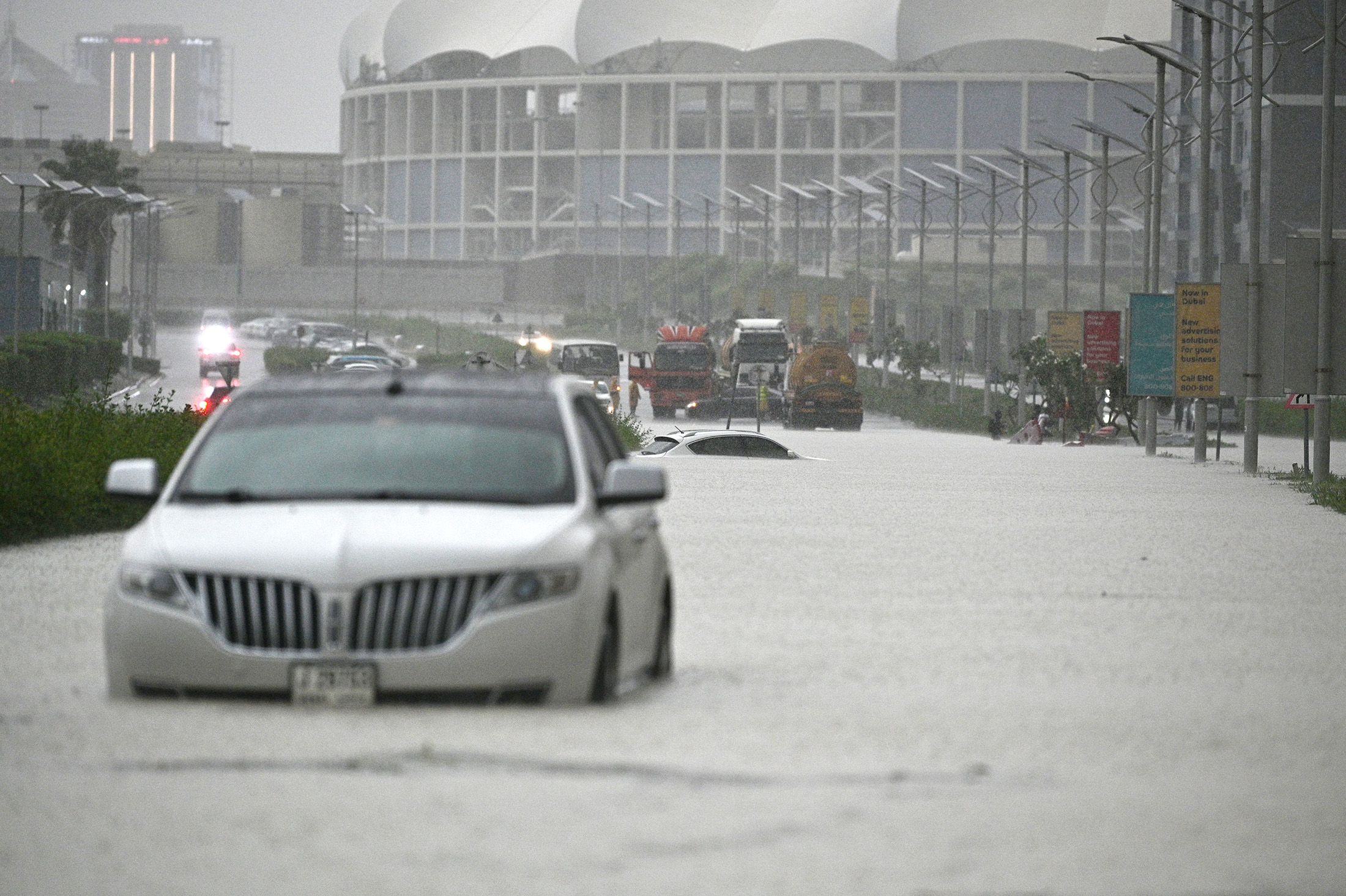 Heavy Rain in Dubai: Heavy rain in Dubai.. Mumbai's roads facing floods..!