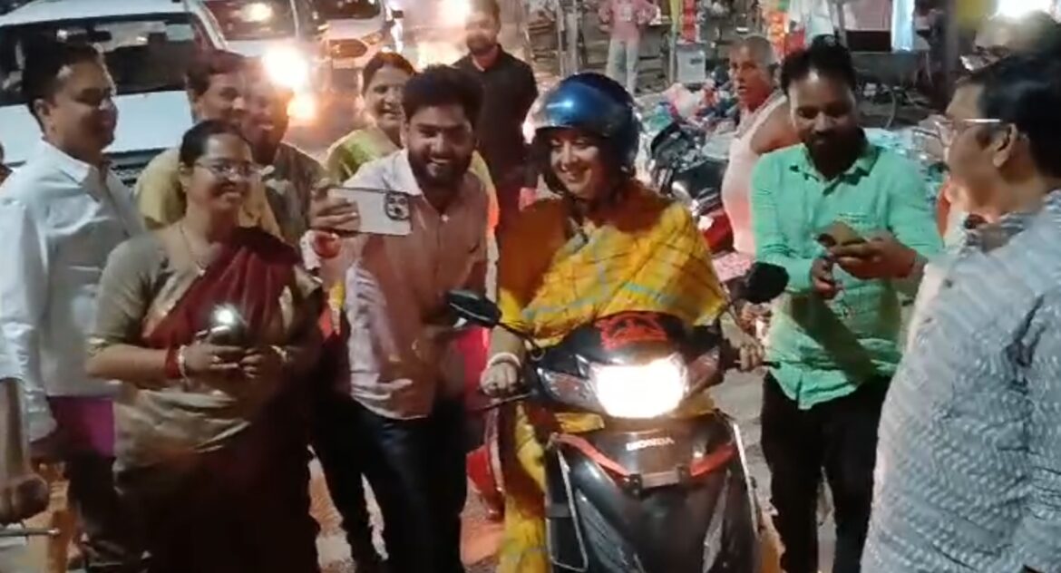 Union Minister Smriti Irani's scooter ride.. Youth chased for selfies!