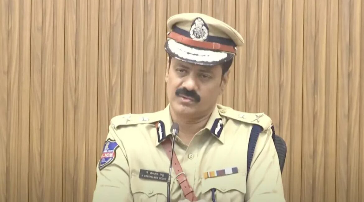 Hyderabad CP: Mobile snatching by paying youth.